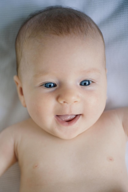 Parto y cuidado del recién nacido Atención médica para un bebé feliz Parto sin dolor Dar a luz a un niño Nuevo pequeño recién nacido gran alegría Luzca brillante y feliz