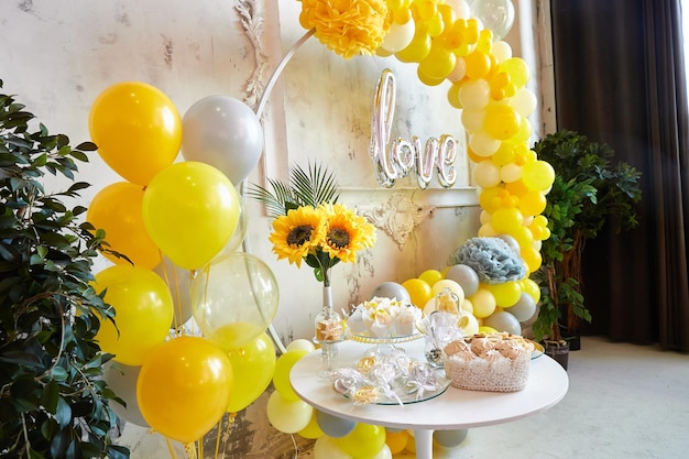 Party dekoriert mit Luftballons Photozone aus gelben und grünen Luftballons Geburtstagsfeiern Hochzeit Verlobung Babyparty