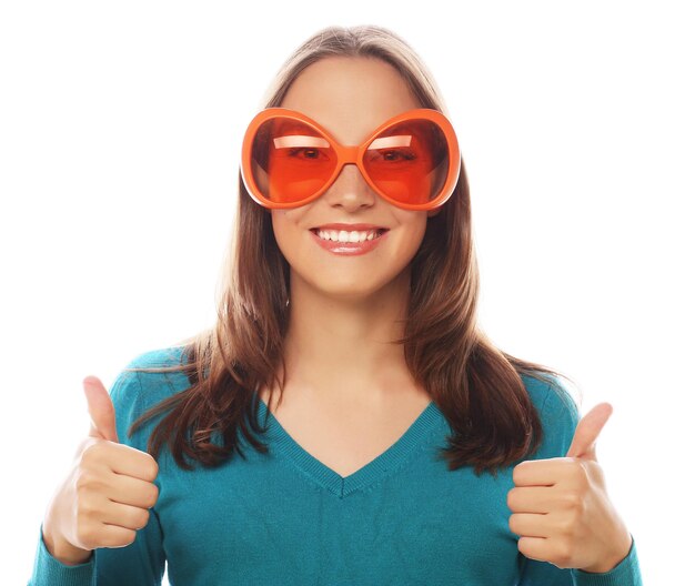 Party-Image spielerische junge Frau mit großen Party-Brillen bereit für eine gute Zeit