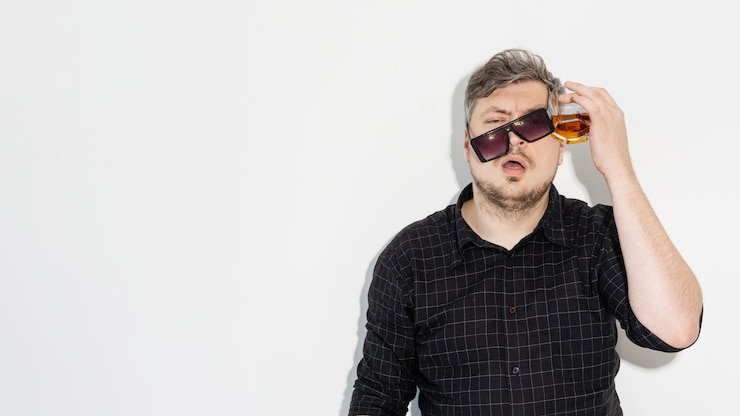Foto party kater alkoholproblem mann kopfschmerzen glas