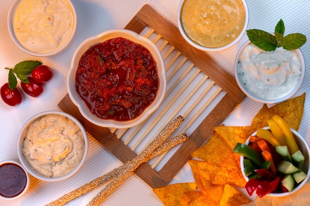 Partyfood dips Rohkost und Grissini