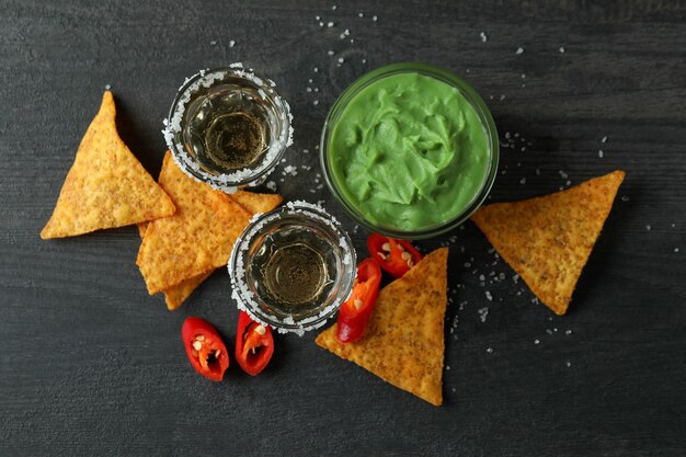 Partykonzept mit Tequila, Guacamole und Chips