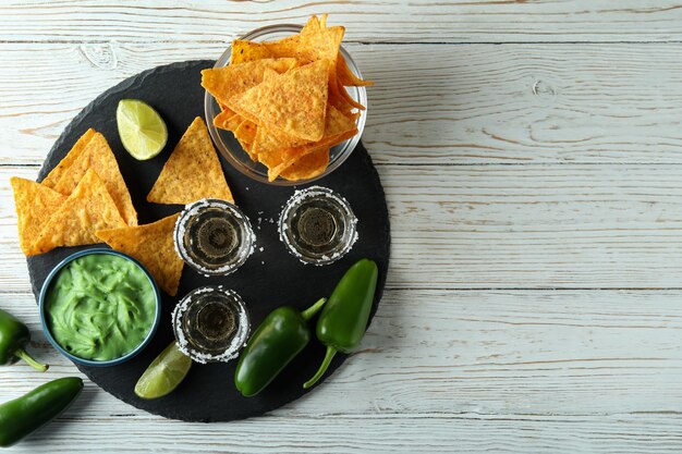 Partykonzept mit Tequila, Guacamole und Chips