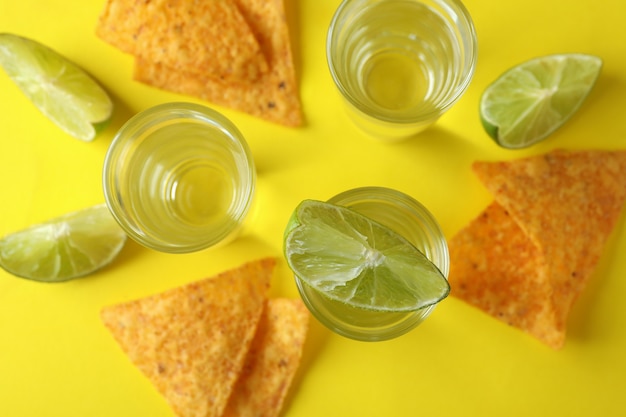 Partykonzept mit Tequila, Guacamole und Chips