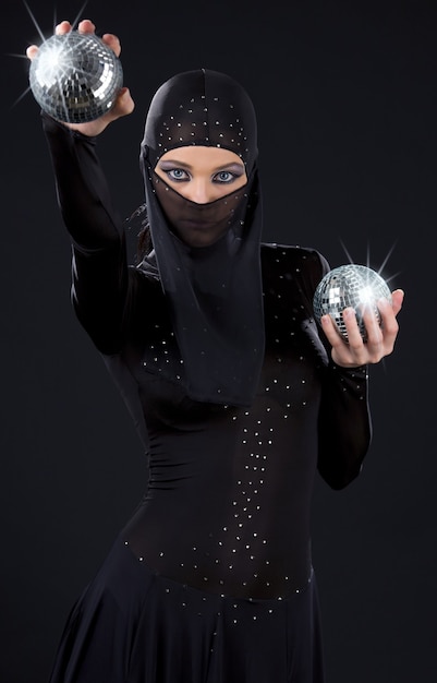 Partytänzerin im Ninja-Kleid mit Discokugeln