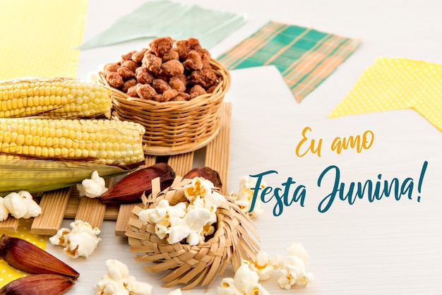 Partytisch im Juni Typisches brasilianisches Fest im Juni Geschrieben auf Portugiesisch Ich liebe Festa JuninaxA