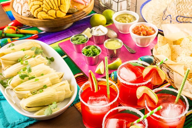 Partytisch mit Tamales, Erdbeermargaritas und Pan-Dulche-Brot.