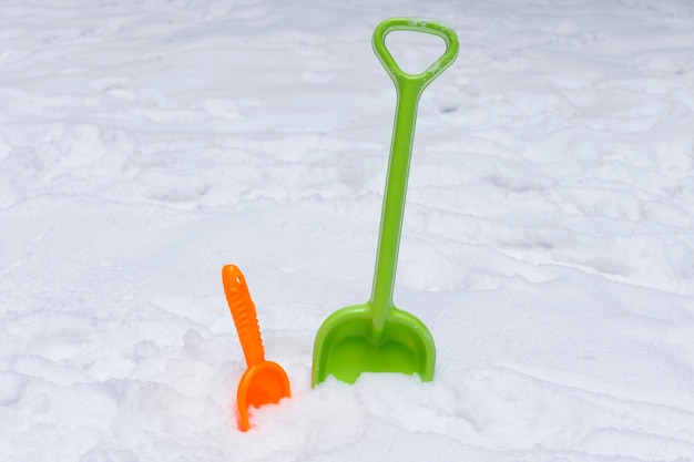 Pás de brinquedos para crianças na neve