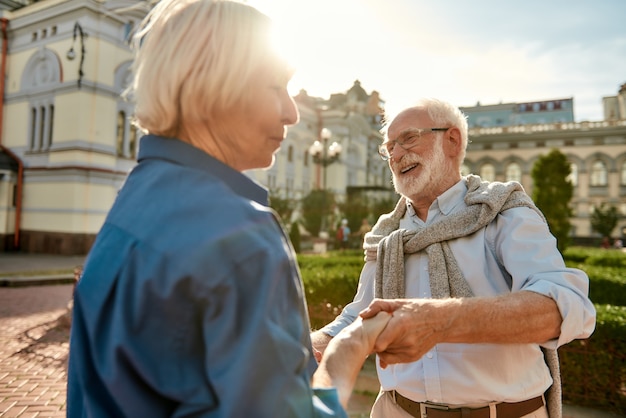 Pasa la vida con personas que te hagan feliz, hermosa y alegre pareja de ancianos bailando juntos