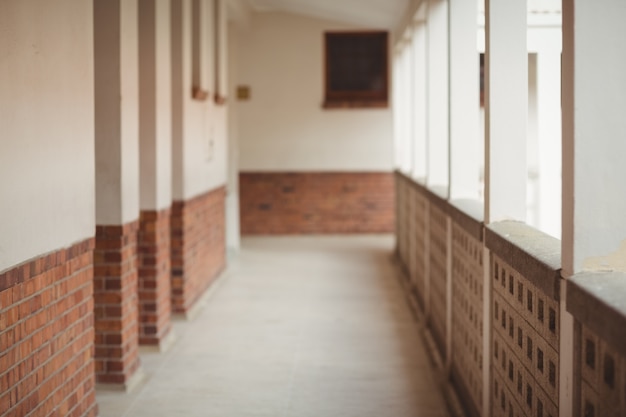 Pasadizo en una escuela primaria