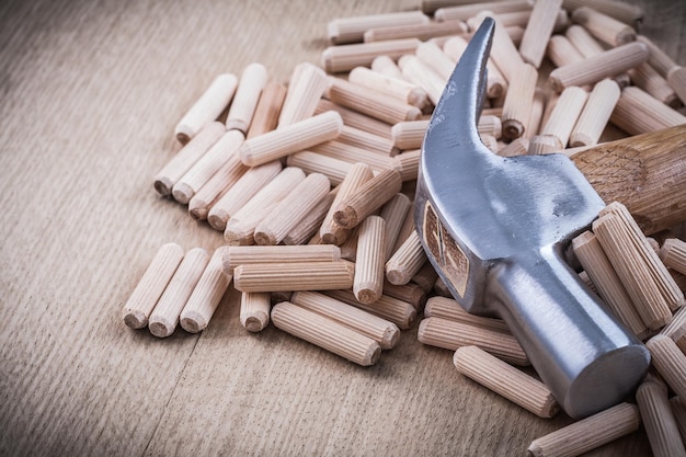 Pasadores y martillo en concepto de construcción de tablero de madera