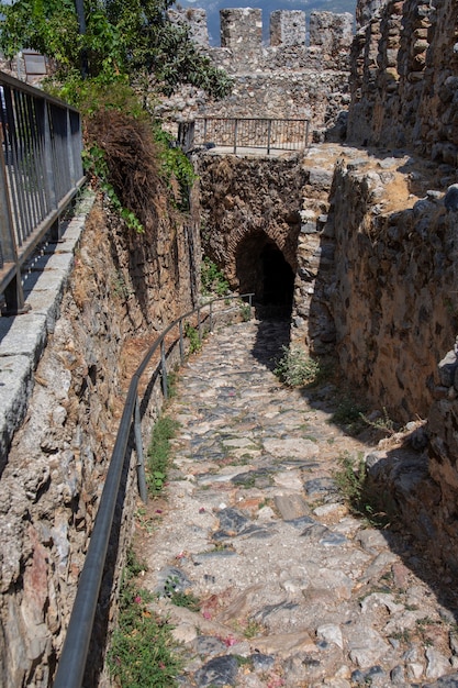 Pasaje de arco de piedra antigua en el territorio de la fortaleza en Alanya, Turquía