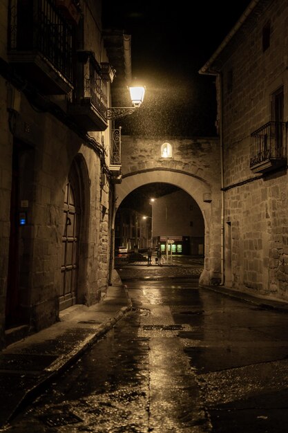 Pasaje en una calle de Olite Navarra España Está lloviendo por la noche Diciembre Navidad