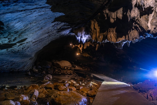 Pasaje de la cueva con hermosas estalactitas en tailandia (cueva tanlodnoi)