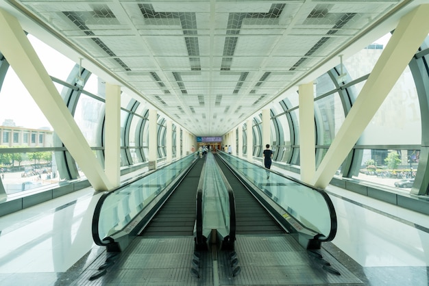 Pasaje para peatones y escaleras mecánicas en el centro comercial