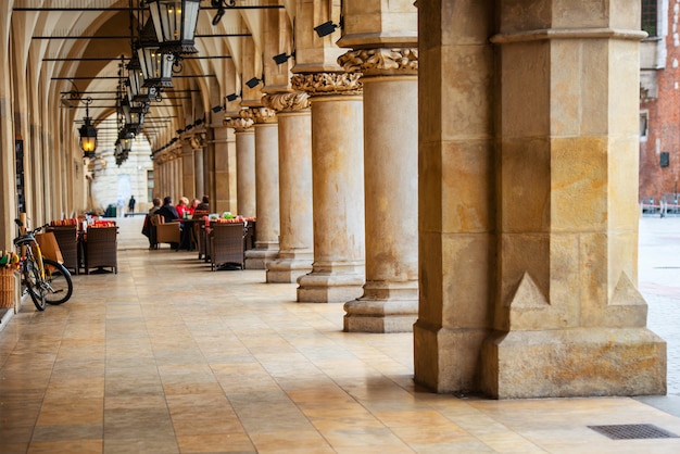 Pasaje de la sala gótica con columnas. Plaza del mercado principal de la ciudad de Cracovia, Polonia