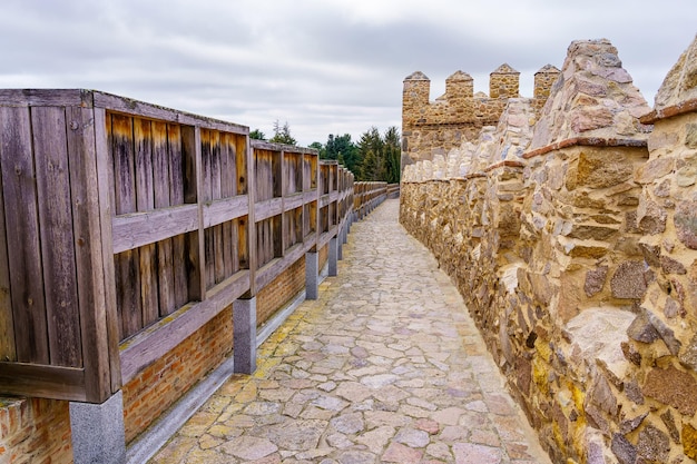Pasaje superior de la muralla que rodea la ciudad medieval de Ávila, España.