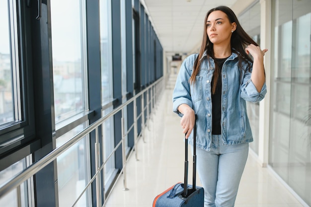 Pasajera bastante joven en el aeropuerto