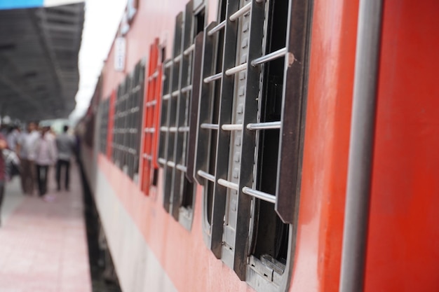 Pasajero en andenes en la estación de tren de Delhi India