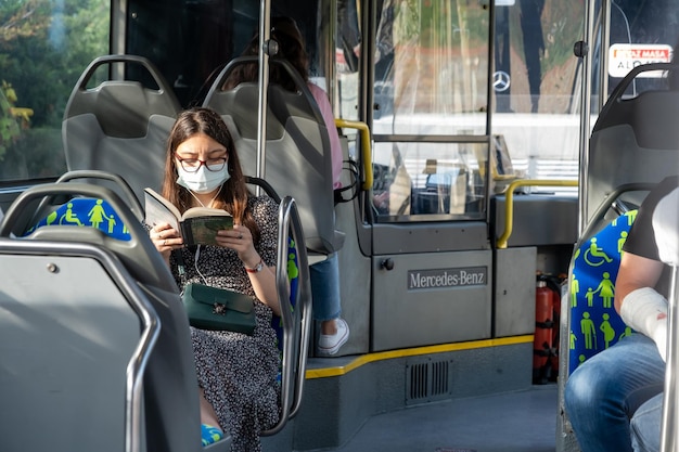 Pasajero femenino leyendo un libro