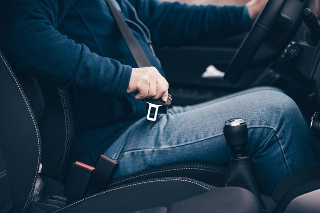 Foto pasajero hombre mayor abrocharse el cinturón de seguridad en el coche, el transporte y el concepto de seguridad