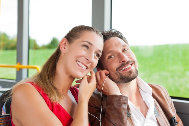 Pasajeros en un autobús escuchando música