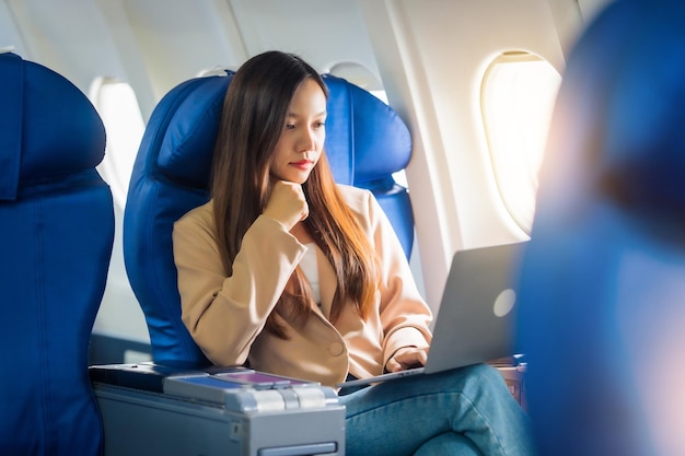 Foto pasajeros de avión femeninos estudian en el extranjero personas asiáticas chinas pasajeros estudiantes universitarios extranjeros