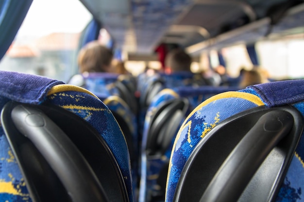 Los pasajeros están dentro del autobús.