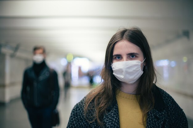 Los pasajeros del metro caminan a una distancia segura. coronavirus en la ciudad