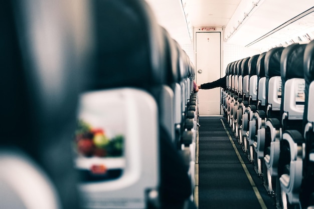 Pasajeros tomados de la mano en la cabina del avión antes del despegue de la aeronave