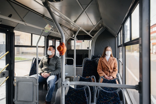 Los pasajeros en transporte público durante la pandemia de coronavirus mantienen su distancia unos de otros. Protección y prevención covid 19.