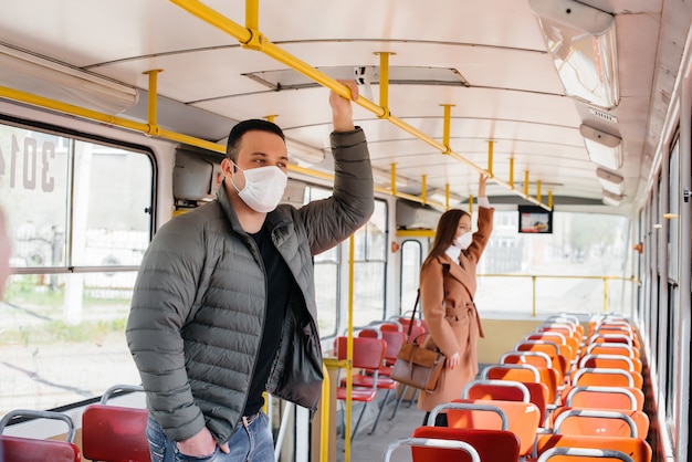 Los pasajeros en transporte público durante la pandemia de coronavirus mantienen su distancia unos de otros. Protección y prevención covid 19.