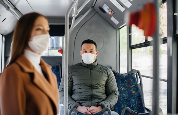 Los pasajeros en transporte público durante la pandemia de coronavirus mantienen su distancia unos de otros. Protección y prevención covid 19.