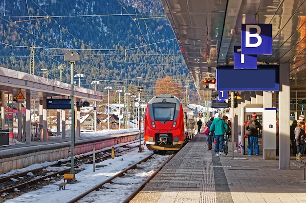 Pasajeros y tren de alta velocidad en la estación de tren de Garmisch-Partenkirchen, en Alemania.