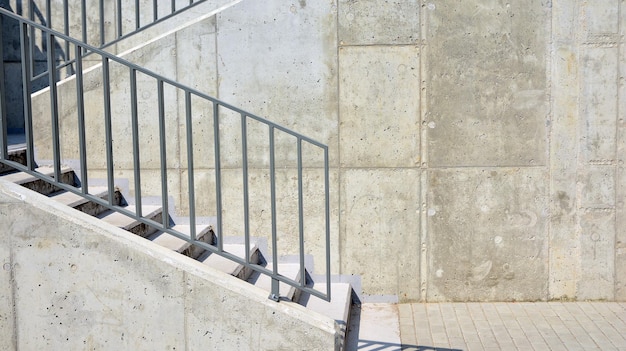 Un pasamanos de metal en una escalera.