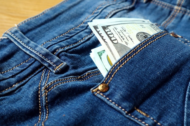 Pasamos el fin de semana en las tiendas de billetes en el bolsillo de los jeans, espacio de primer plano para texto