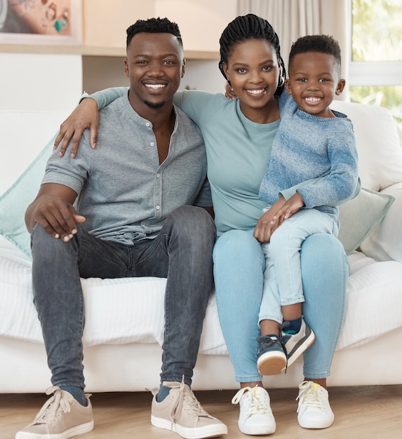 Pasamos tanto tiempo juntos como una familia Toma completa de una pareja joven sentada en la sala de estar de su casa y uniéndose a su hijo