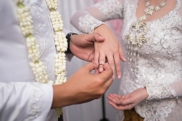 Foto pasang cincin no casamento javanês