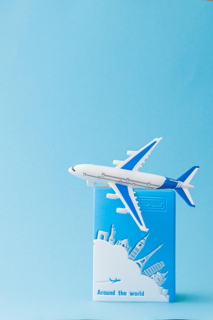 Pasaporte y avión sobre un fondo azul Espacio de copia de concepto de viaje