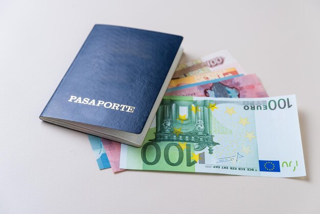 Pasaporte con billetes de diferentes países de cerca