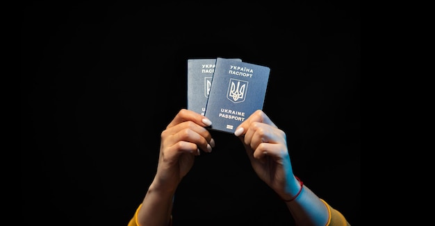 Pasaporte biométrico del estado nacional de Ucrania en las manos Símbolo del estado ucraniano Copiar espacio