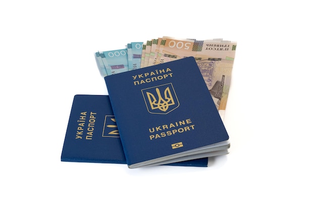 Foto pasaporte biométrico internacional ucraniano con dinero en efectivo
