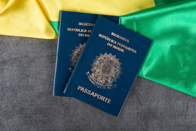 Pasaporte brasileño con bandera brasileña