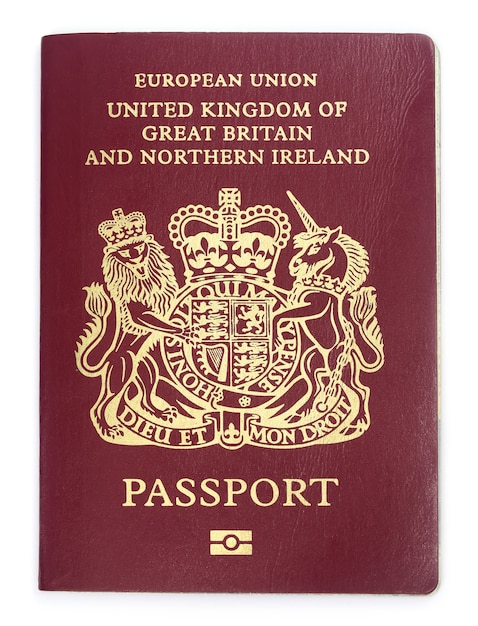 Pasaporte británico sobre fondo blanco.