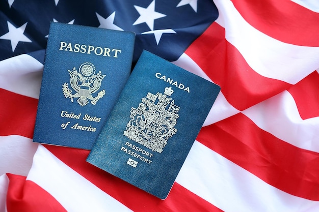 Pasaporte de Canadá con nosotros pasaporte de los Estados Unidos de América bandera plegada de cerca