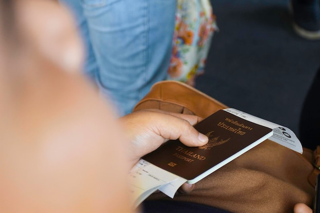 Foto pasaporte con copia en la mano