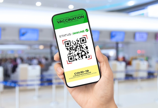 Pasaporte digital de vacunas en la pantalla del teléfono inteligente como prueba