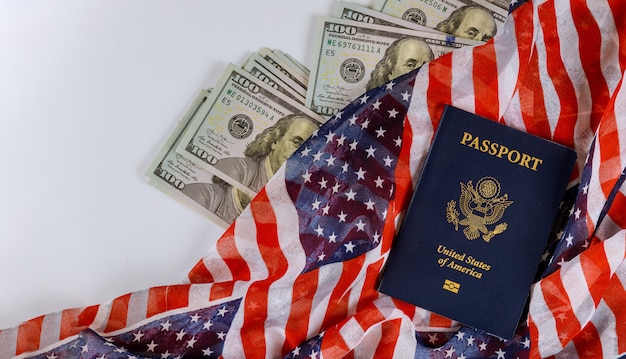 Pasaporte estadounidense Close Up dólares americanos dinero de la bandera de Estados Unidos.