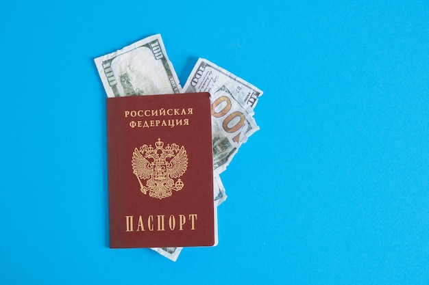 Pasaporte de la federación rusa y billetes de dólar arrugados concepto de bipolaridad mundial cambio de moneda mundial