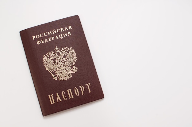 Pasaporte de la Federación de Rusia sobre un fondo blanco con espacio para texto